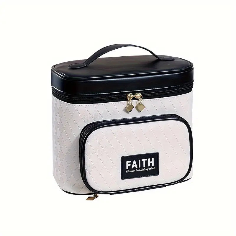 Borsa cosmetica bianca e nera con manico, chiusura a zip e tasca frontale con scritta "FAITH". Design elegante, ideale per viaggi e organizzazione trucco.