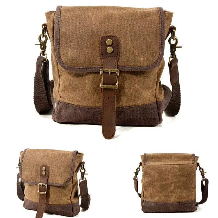 Borsa a tracolla in tela cerata marrone, design vintage, con chiusura a fibbia e dettagli in pelle. Ideale per uomo e donna, resistente e versatile.