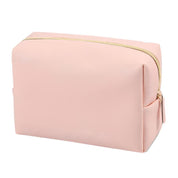Astuccio da toilette rosa chiaro in pelle sintetica con cerniera dorata, design elegante e spazioso, ideale per viaggi e organizzazione cosmetici.