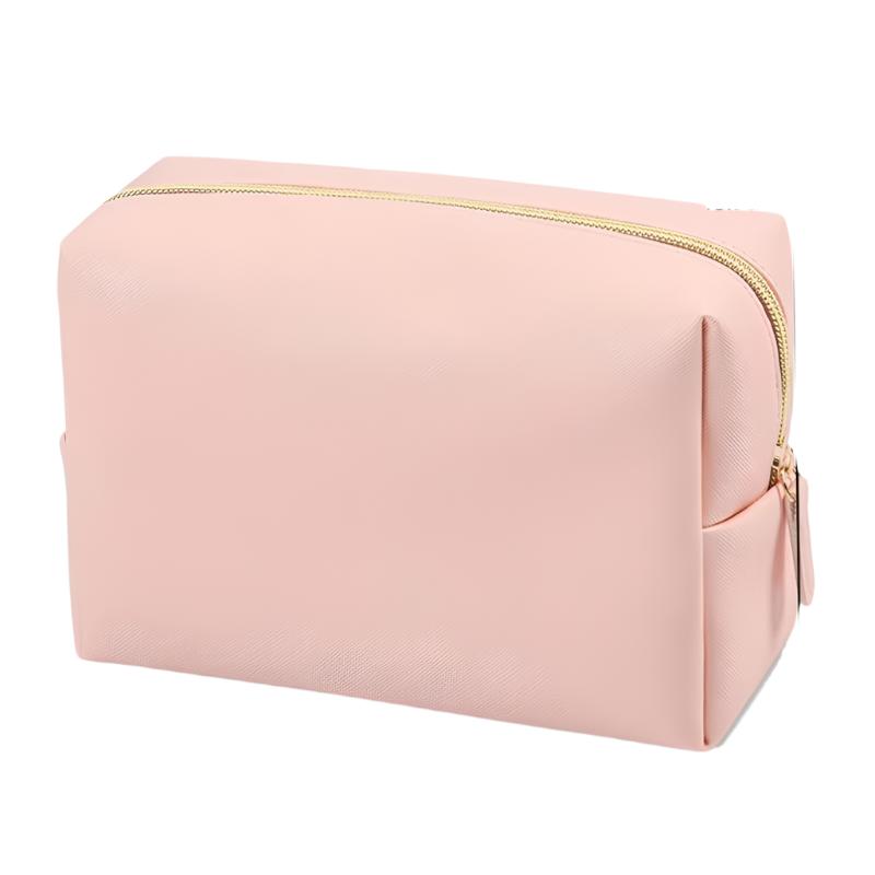 Astuccio da toilette rosa chiaro in pelle sintetica con cerniera dorata, design elegante e spazioso, ideale per viaggi e organizzazione cosmetici.