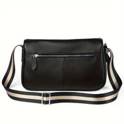 Borsa a tracolla in pelle nera con cerniera frontale e cinturino regolabile a righe bianche e nere. Elegante e pratica per l'uso quotidiano.