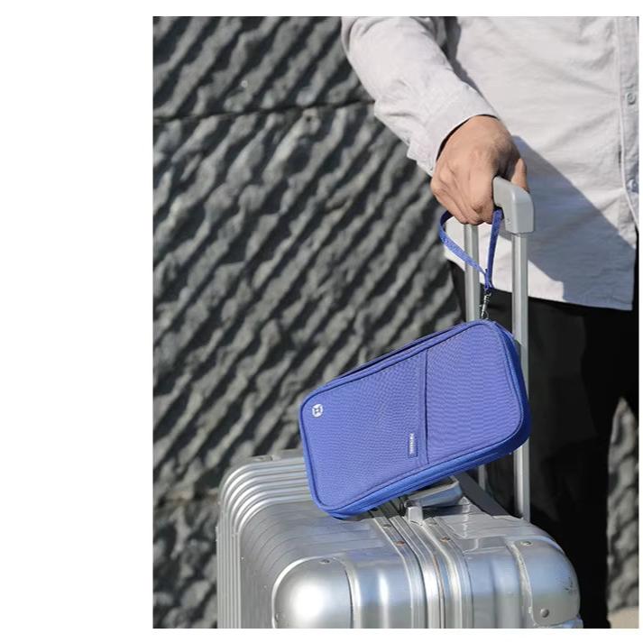 Valigia argento con borsa da viaggio blu, uomo che la trascina. Accessori viaggio, bagaglio a mano, organizzazione valigia, mobilità urbana.