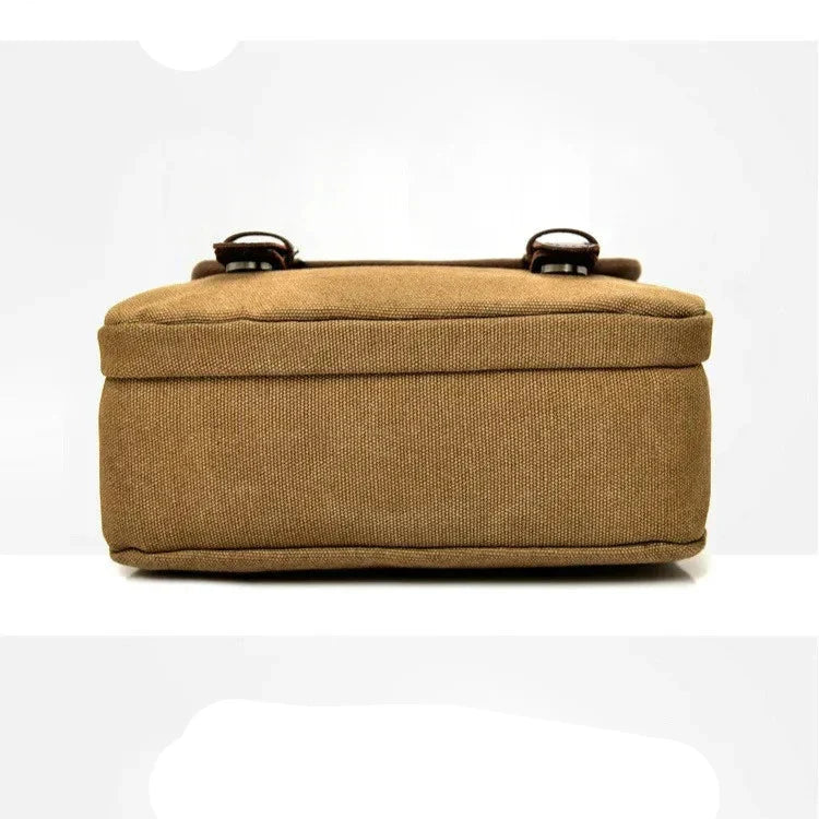 Borsa a tracolla in tela marrone, design rettangolare, chiusura superiore con fibbie, ideale per uomo e donna, stile casual e resistente.