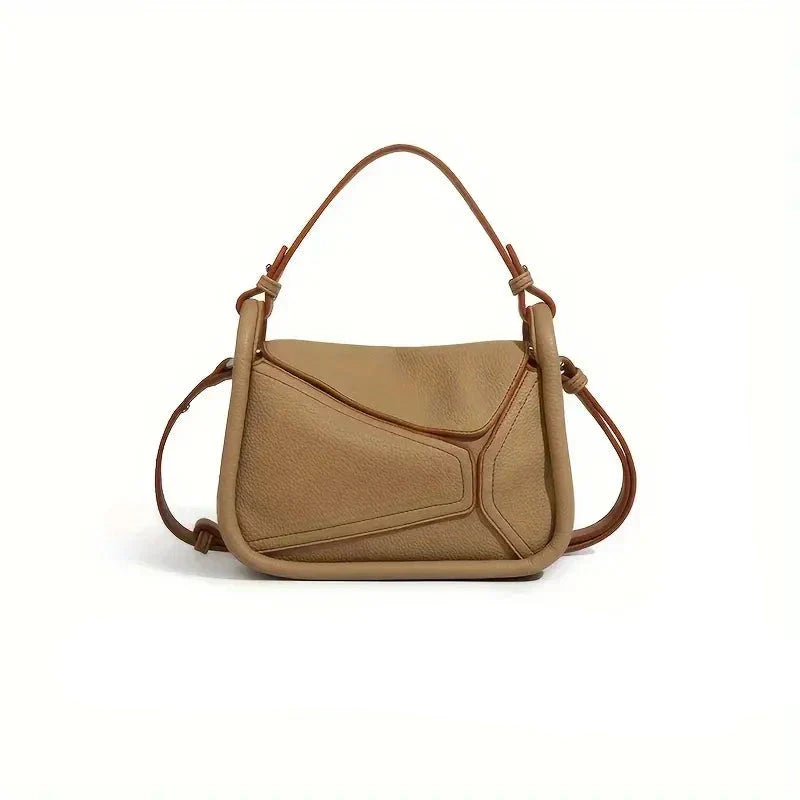 Borsa a tracolla in pelle beige, design moderno, manico superiore e tracolla regolabile. Accessorio moda elegante per donna.