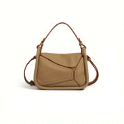 Borsa a tracolla in pelle beige, design moderno, manico superiore e tracolla regolabile. Accessorio moda elegante per donna.