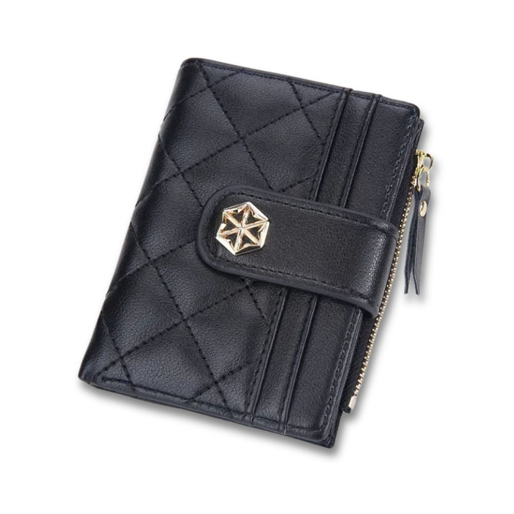 Portafoglio donna in pelle nera con motivo trapuntato, chiusura a bottone e cerniera dorata. Accessorio elegante e funzionale.