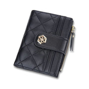 Portafoglio donna in pelle nera con motivo trapuntato, chiusura a bottone e cerniera dorata. Elegante accessorio moda, ideale per regali.