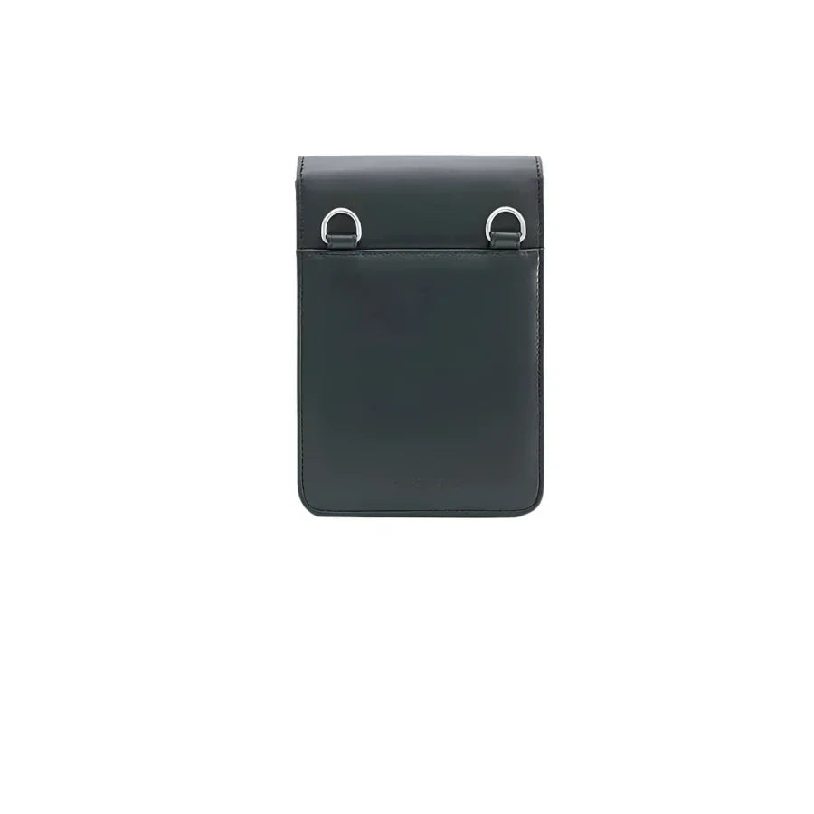 Custodia in pelle nera per smartphone, design elegante e minimalista, con anelli metallici. Accessorio moda uomo, alta qualità.