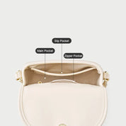Borsa a tracolla beige con tasca principale, tasca con cerniera e tasca interna. Design elegante, ideale per moda donna e accessori.