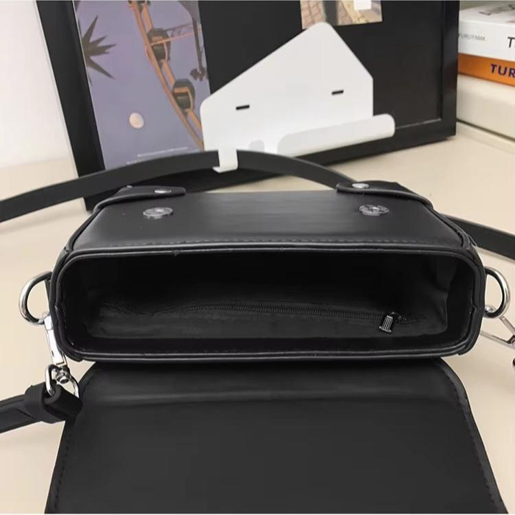 Borsa a tracolla nera in pelle, design elegante con chiusura a scatto, interno spazioso con tasca con zip, ideale per moda donna e accessori.