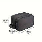 Borsa da toilette nera in pelle sintetica, dimensioni 24x12,5x15,5 cm, doppia cerniera, manico laterale, ideale per viaggio e organizzazione accessori.