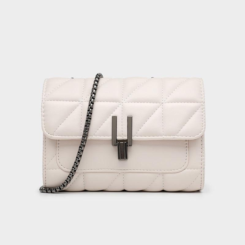 Borsa a tracolla in pelle trapuntata bianca con catena metallica, chiusura a scatto, design elegante e moderno. Accessorio moda donna.