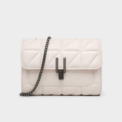 Borsa a tracolla in pelle trapuntata bianca con catena metallica, chiusura a scatto, design elegante e moderno, accessorio moda donna.