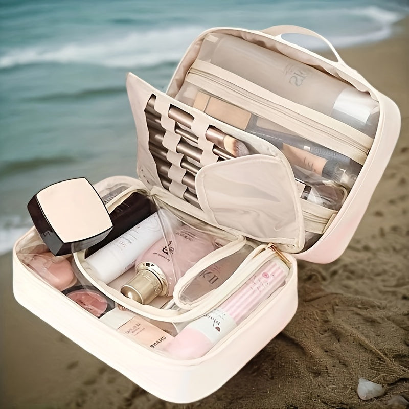 Beauty case da viaggio aperto su spiaggia, contenente trucchi e cosmetici. Ideale per organizzare il make-up in vacanza. Accessori mare essenziali.