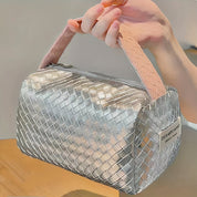 Borsa a mano intrecciata argento con manico rosa, design elegante e moderno, ideale per moda femminile e accessori di tendenza.