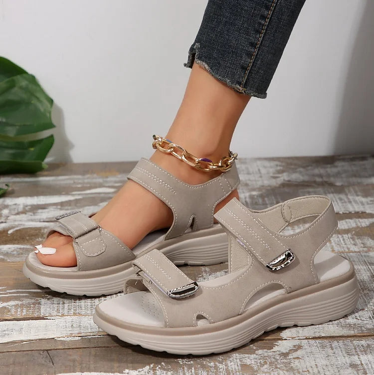 Sandali beige da donna con cinturini regolabili, suola antiscivolo e design casual. Perfetti per l'estate, abbinati a jeans.
