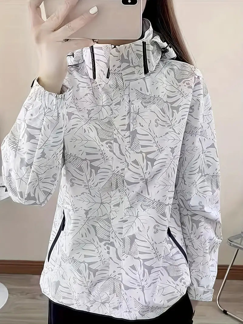 Giacca a vento donna bianca con stampa foglie tropicali, cappuccio regolabile, tasche con zip, ideale per attività outdoor e moda casual.