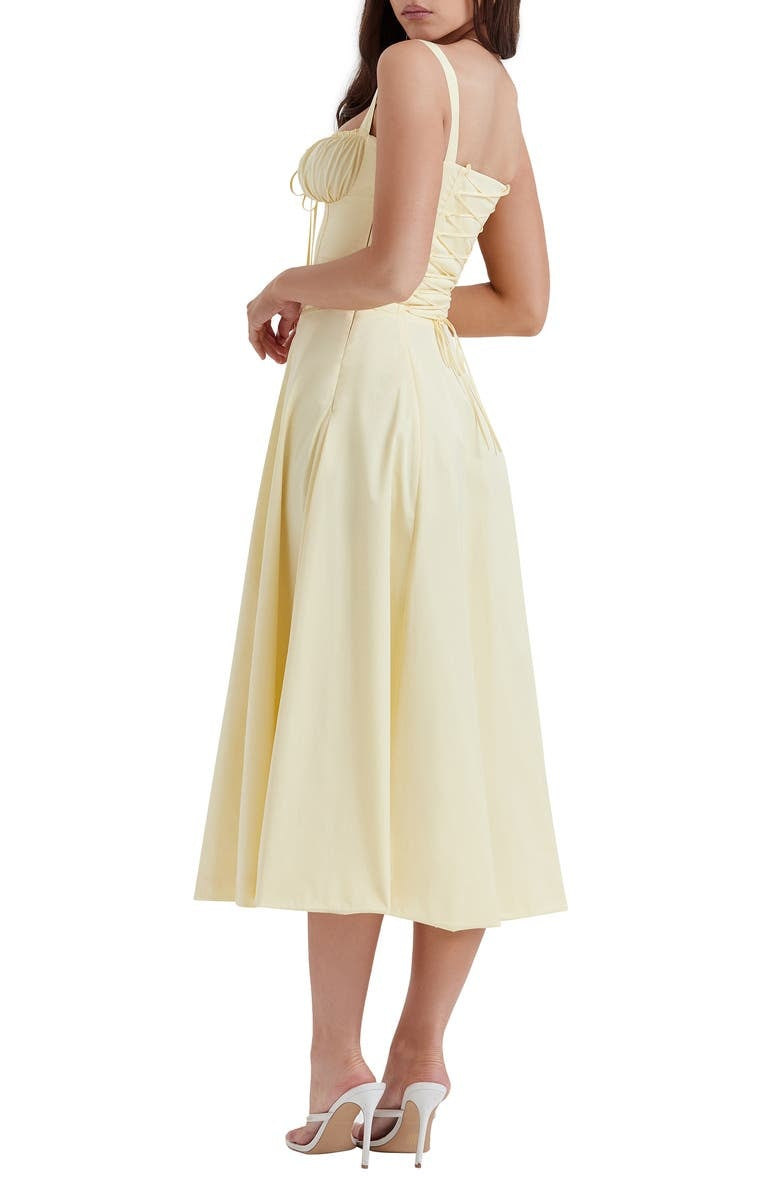 Abito midi giallo chiaro con spalline sottili, scollo arricciato e gonna svasata. Perfetto per eventi estivi eleganti.