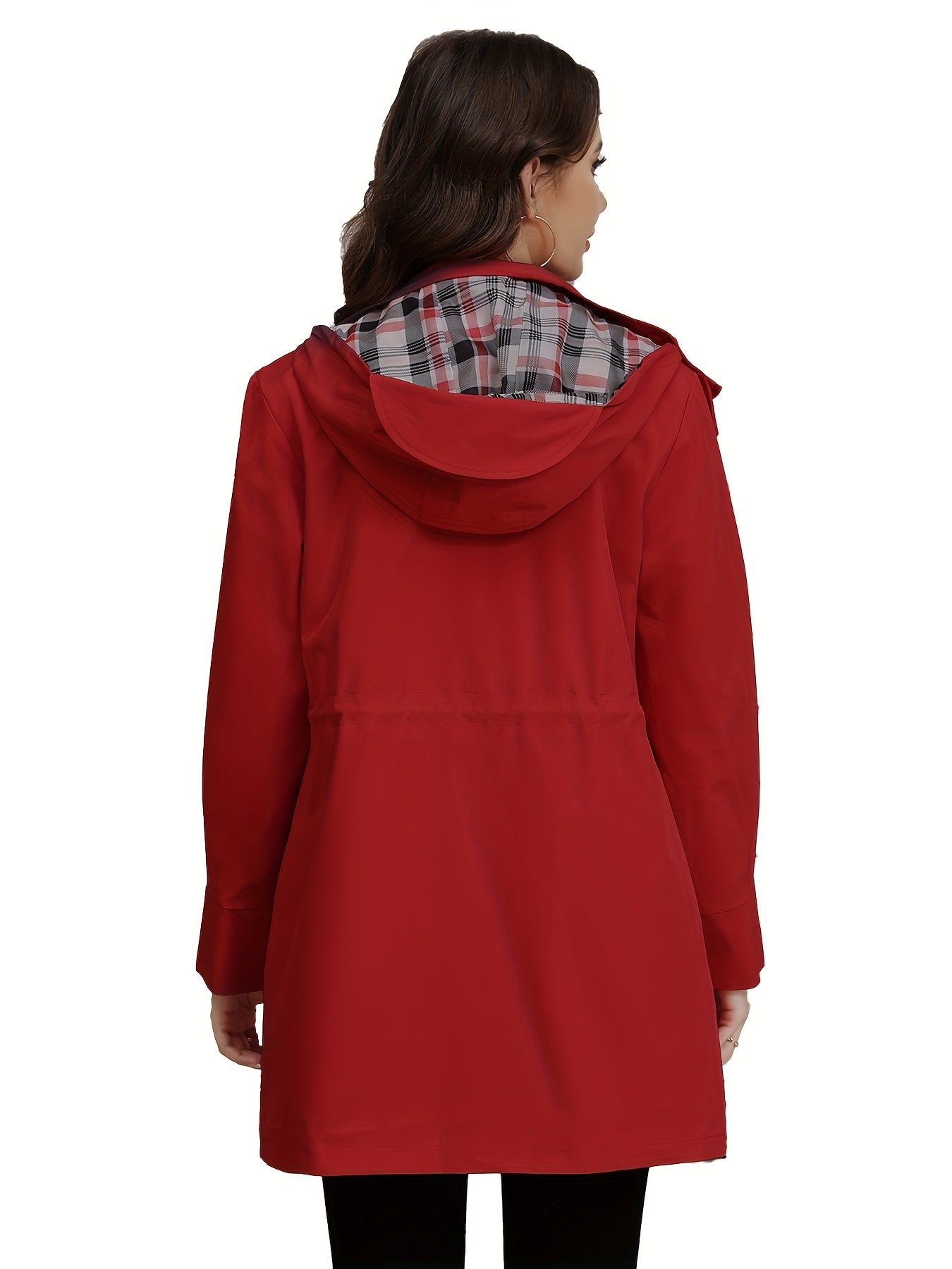 Donna con impermeabile rosso con cappuccio, fodera a quadri, vista posteriore. Moda autunnale, giacca antipioggia elegante e funzionale.