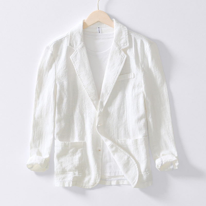 Giacca bianca in lino da uomo su gruccia, stile casual elegante, perfetta per primavera estate. Blazer leggero, tessuto traspirante, moda maschile.