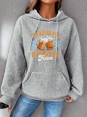 Felpa grigia con cappuccio, design "Oktoberfest Drinking Team", tazze di birra stampate, tessuto a coste, moda casual autunnale donna.
