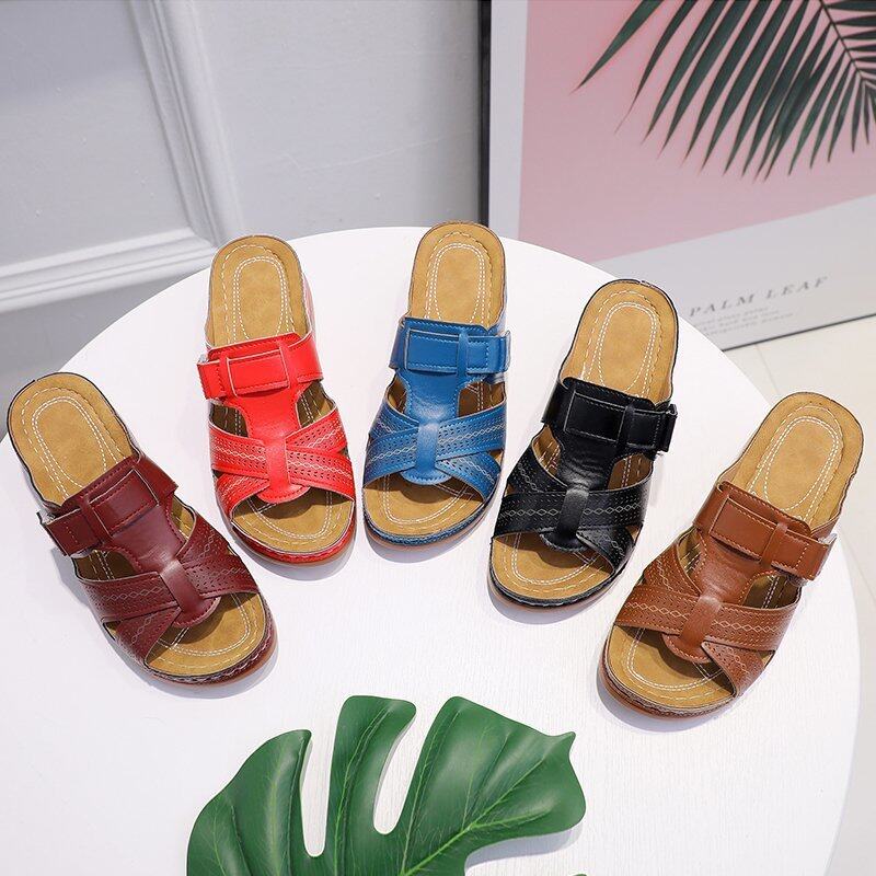 Sandali estivi da donna in pelle, disponibili in cinque colori: rosso, blu, nero, marrone chiaro e scuro. Design elegante e comodo, perfetti per ogni occasione.