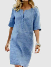 Abito donna in lino azzurro, maniche corte, scollo a V, stile casual elegante. Perfetto per l'estate, moda femminile, abbigliamento leggero.