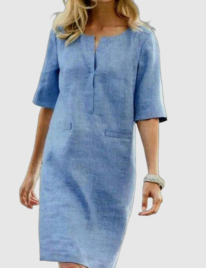 Abito donna in lino azzurro, maniche corte, scollo a V, stile casual elegante. Perfetto per l'estate, moda femminile, abbigliamento leggero.