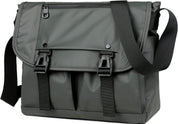 Borsa a tracolla impermeabile grigia con chiusure a fibbia, tasche frontali e cerniera superiore. Design moderno e funzionale per uso quotidiano.