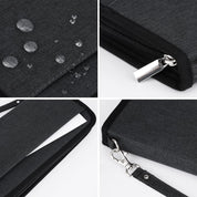 Custodia tablet impermeabile nera con cerniera robusta, tasca interna e tracolla regolabile. Design elegante e resistente.