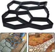 Stampo per pavimentazione in plastica nera, ideale per creare percorsi in giardino. Include immagini di utilizzo su terreno e intorno ad alberi.