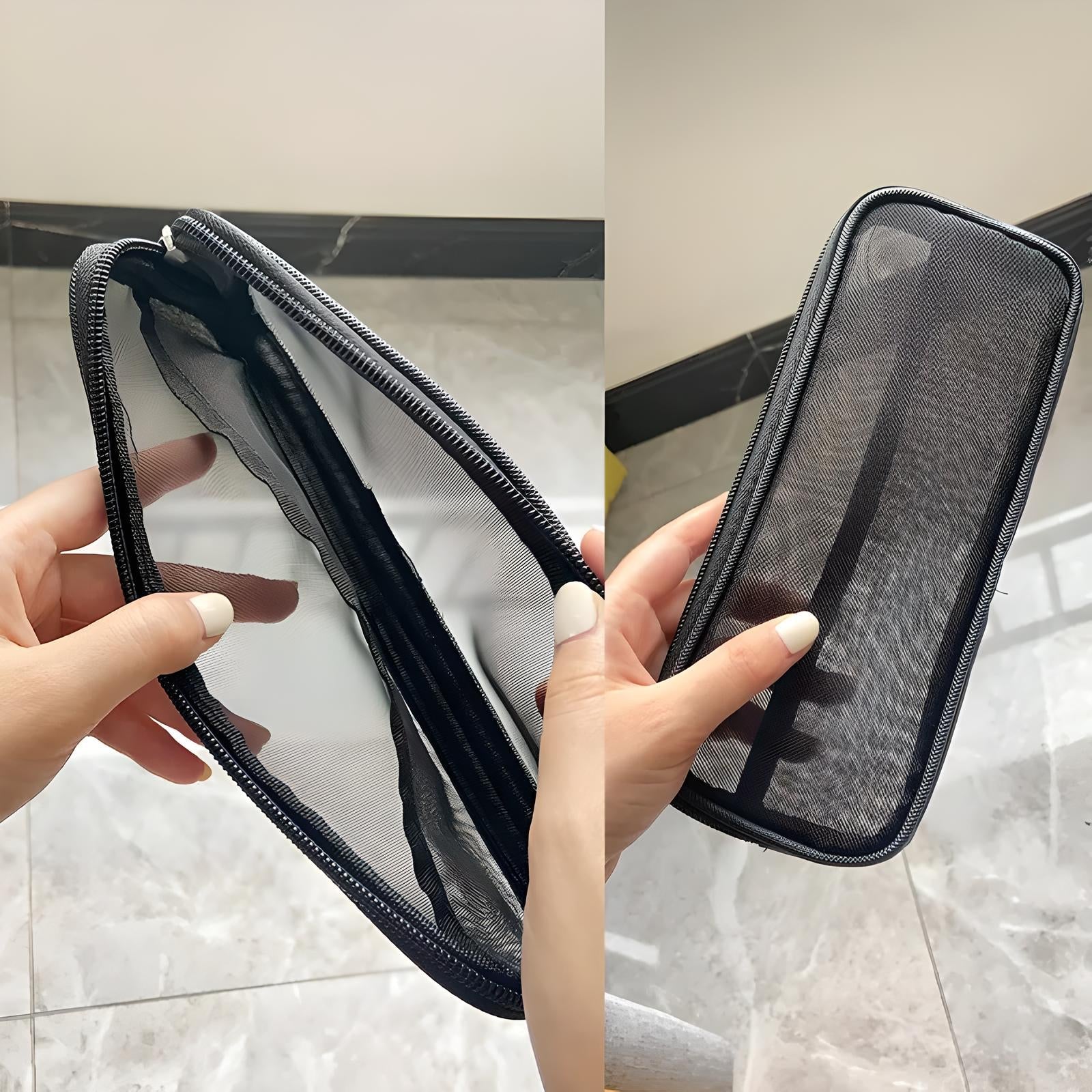 Astuccio trasparente in rete nera con cerniera, ideale per organizzare penne e accessori. Design elegante e pratico per scuola o ufficio.