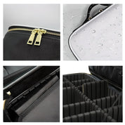 Borsa organizer impermeabile nera con cerniera dorata, divisori interni regolabili, ideale per cosmetici e accessori, resistente all'acqua.