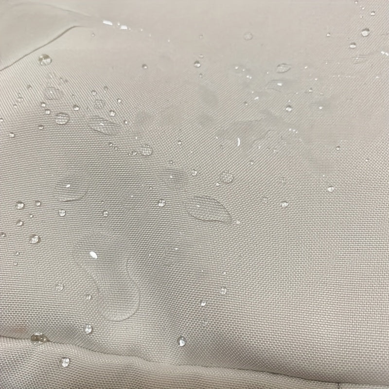 Tessuto impermeabile beige con gocce d'acqua, resistente all'acqua, ideale per abbigliamento outdoor e arredamento esterno.