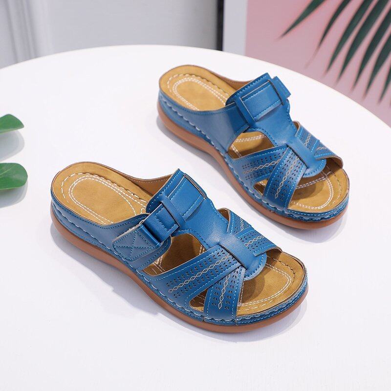 Sandali donna blu in pelle, design traforato, suola in gomma antiscivolo, comodi e alla moda, perfetti per l'estate.