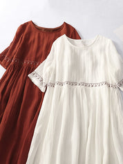 Abiti estivi in cotone, uno bianco e uno rosso, con dettagli traforati. Moda donna, abbigliamento casual, tessuto leggero e traspirante.