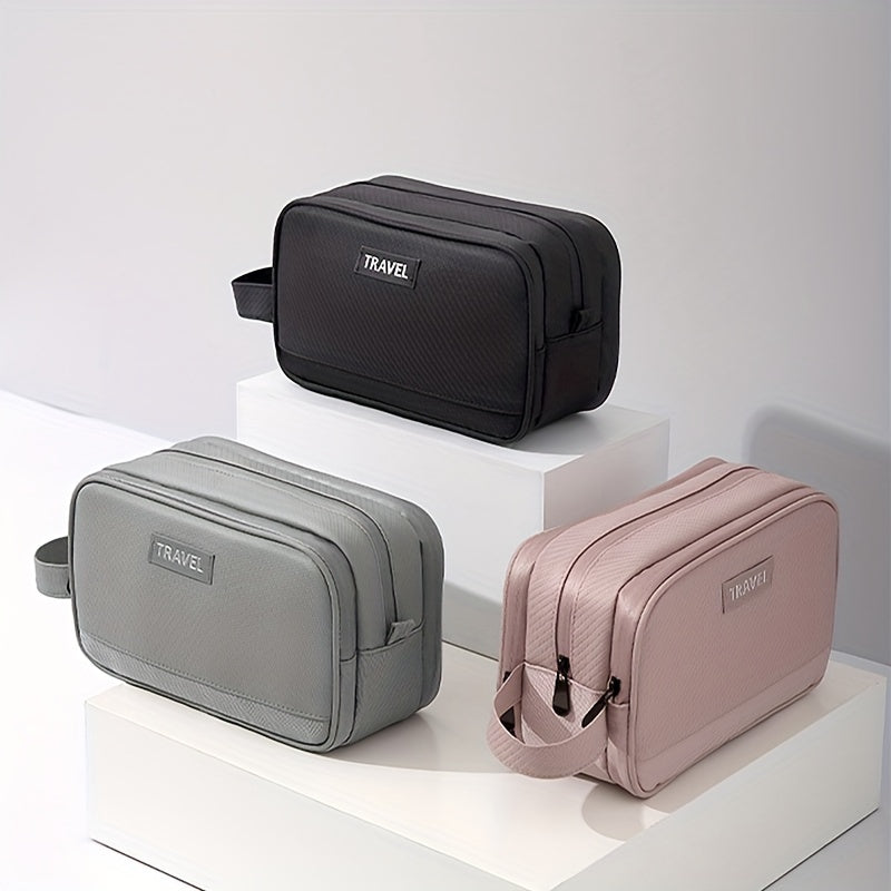 Tre eleganti beauty case da viaggio in pelle sintetica, colori nero, grigio e rosa, su piedistalli bianchi. Ideali per organizzare accessori.
