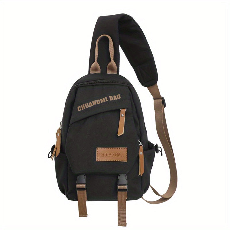 Zaino monospalla nero in tela con dettagli in pelle marrone, tasche multiple e cerniere, ideale per viaggi e uso quotidiano.