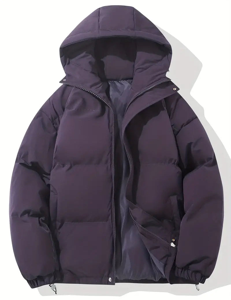 Giacca invernale imbottita viola scuro con cappuccio, zip frontale e tasche laterali. Moda uomo, abbigliamento caldo, giacca casual.