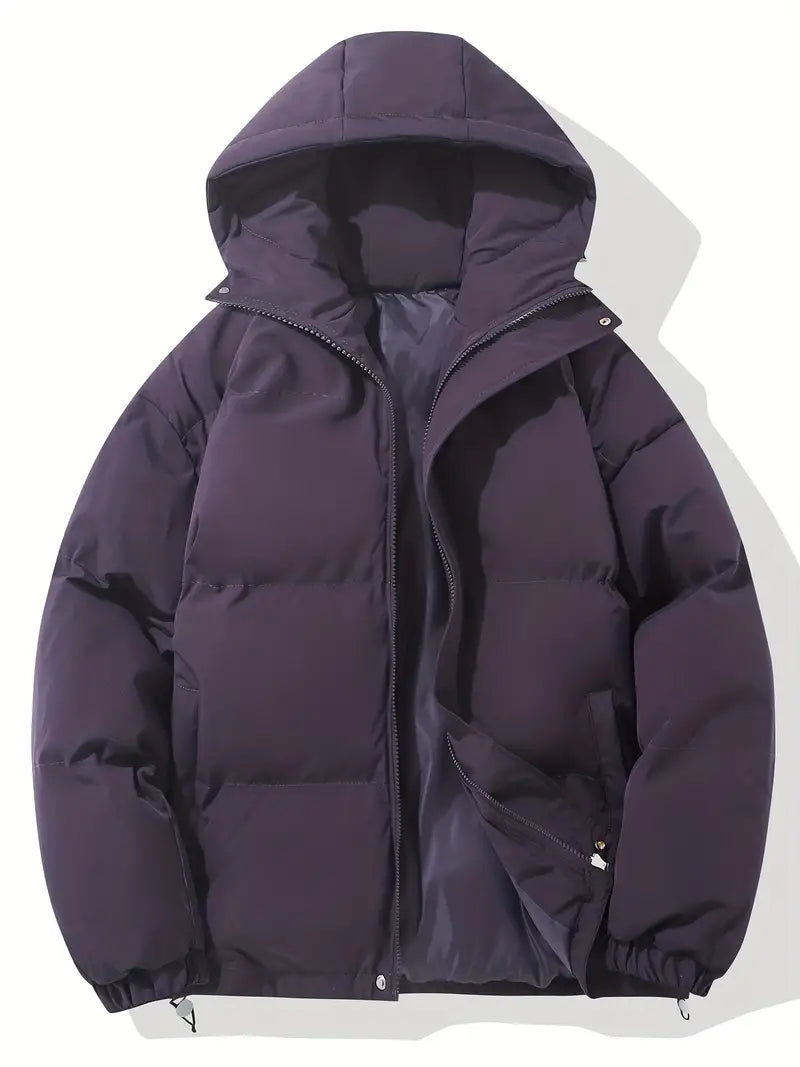 Giacca invernale imbottita viola scuro con cappuccio, zip frontale e tasche laterali. Moda uomo, abbigliamento caldo, giacca casual.