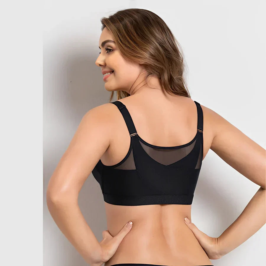 Donna che indossa reggiseno nero senza cuciture, schiena in vista, spalline regolabili, tessuto traspirante. Intimo comodo e moderno.