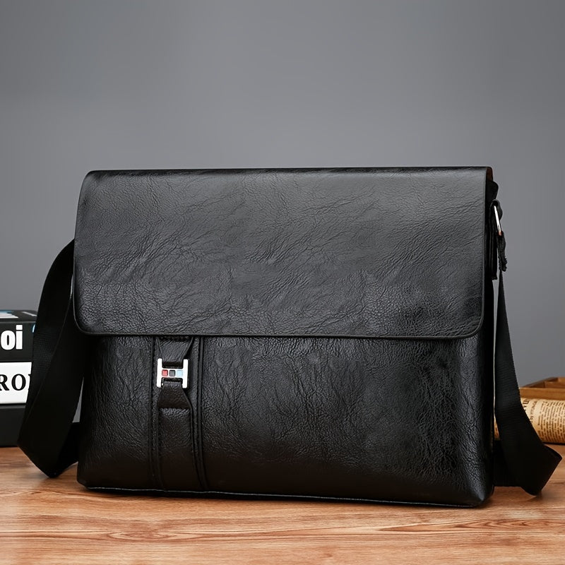 Borsa a tracolla in pelle nera elegante su tavolo di legno, design moderno, chiusura a fibbia, ideale per lavoro e ufficio.