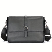Borsa a tracolla in pelle nera, design elegante e moderno, con fibbia centrale e tracolla regolabile. Accessorio moda uomo/donna.
