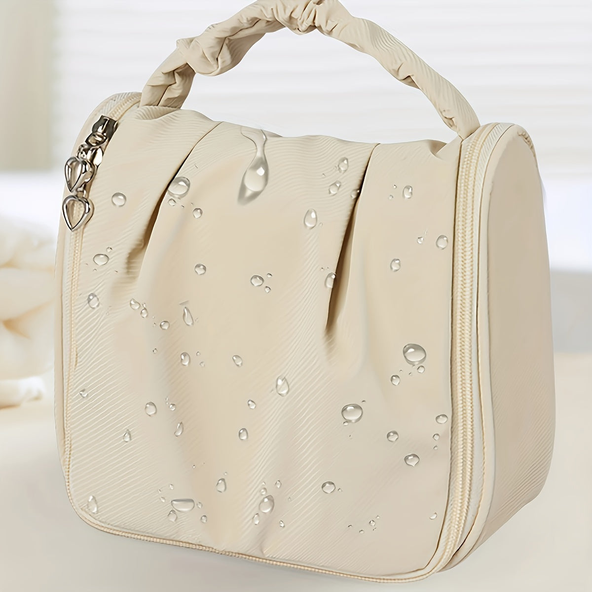 Borsa da toilette impermeabile beige con cerniera, design elegante, gocce d'acqua, ideale per viaggi, organizzazione cosmetici e accessori bagno.