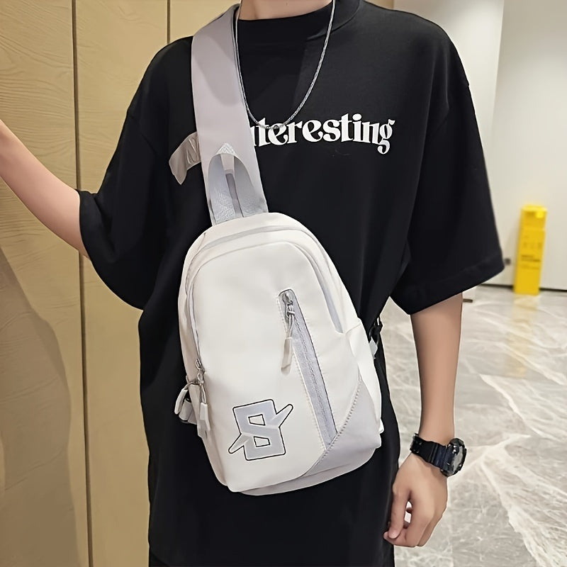 Uomo con zaino bianco a tracolla, indossa maglietta nera con scritta "Interesting". Accessorio moda casual, ideale per giovani e studenti.