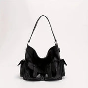 Borsa a spalla in pelle nera con tasche multiple, design elegante e moderno, perfetta per moda donna, accessorio versatile e di tendenza.