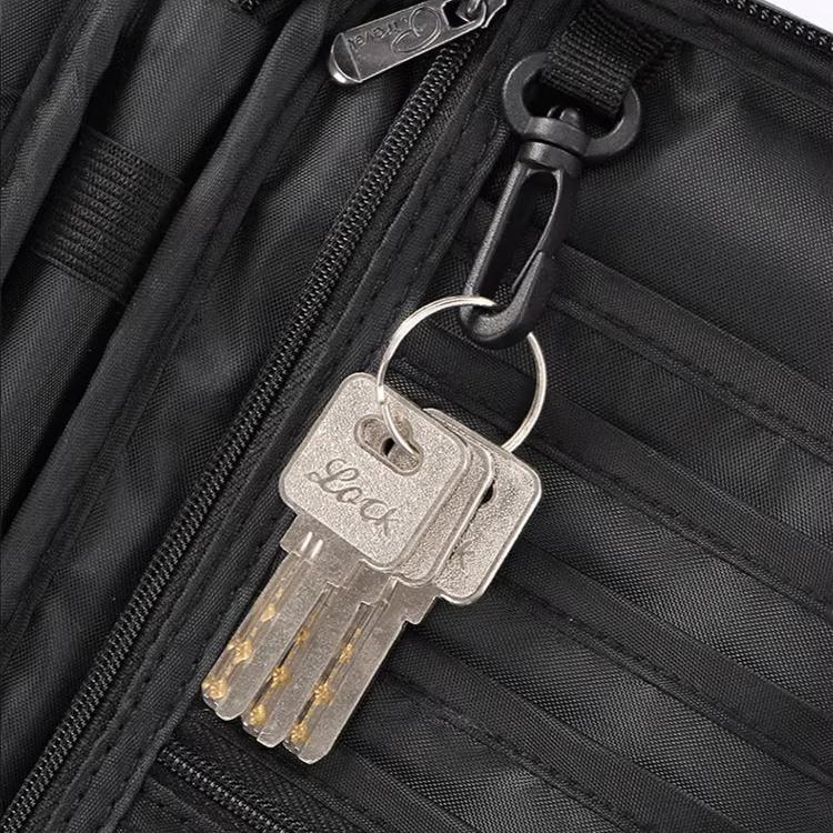 Portachiavi con tre chiavi argentate attaccato a una borsa nera con cerniera. Accessorio pratico per organizzazione e sicurezza.
