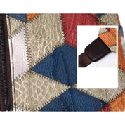 Borsa a tracolla in pelle patchwork multicolore, motivo geometrico, dettagli cuciture visibili, chiusura con zip, stile unico e artigianale.