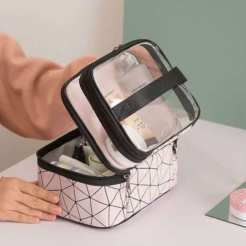 Astuccio da viaggio trasparente con cerniera, design geometrico, contenente prodotti cosmetici. Ideale per organizzare articoli da toeletta.