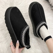 Scarpe invernali nere da donna, suola spessa antiscivolo, interno foderato in pelliccia sintetica, dettagli cuciture bianche, stile casual e caldo.
